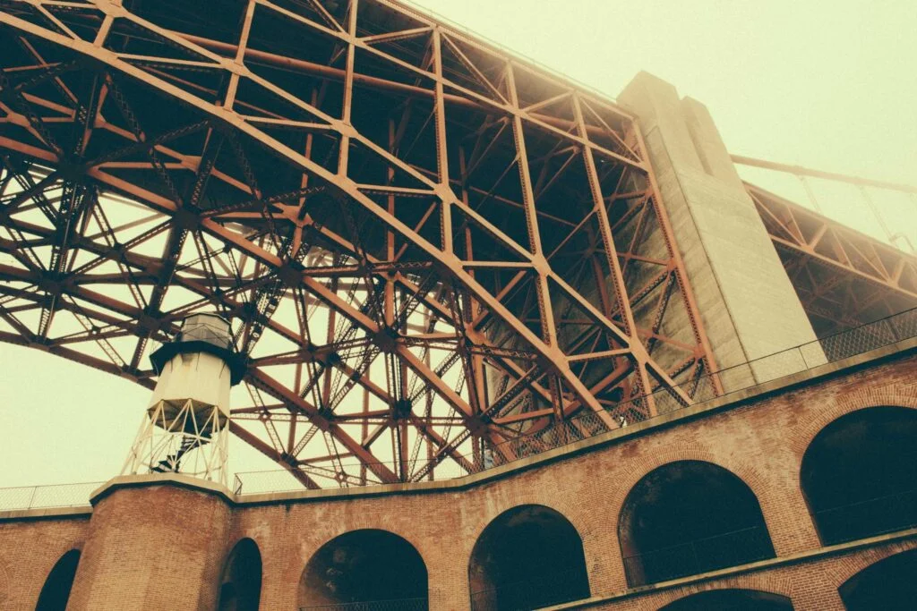 Ein Blick auf das Metallgerüst und die Architektur der Eiffelturm-Plattform.